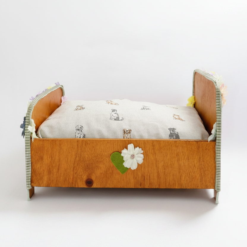 Corbeille en bois pour chat vue de face